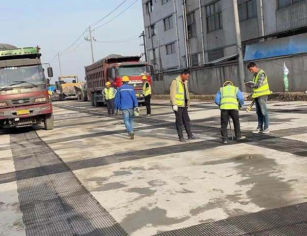 元门乡老材料的新故事：玻璃纤维土工格栅如何在‘白改黑’浪潮中重获新生？