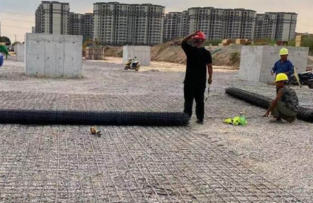 元门乡土工格栅铺设前地基要怎么处理？